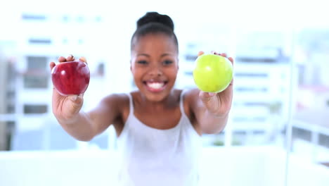 Modelo-Natural-Alegre-Sosteniendo-Manzanas