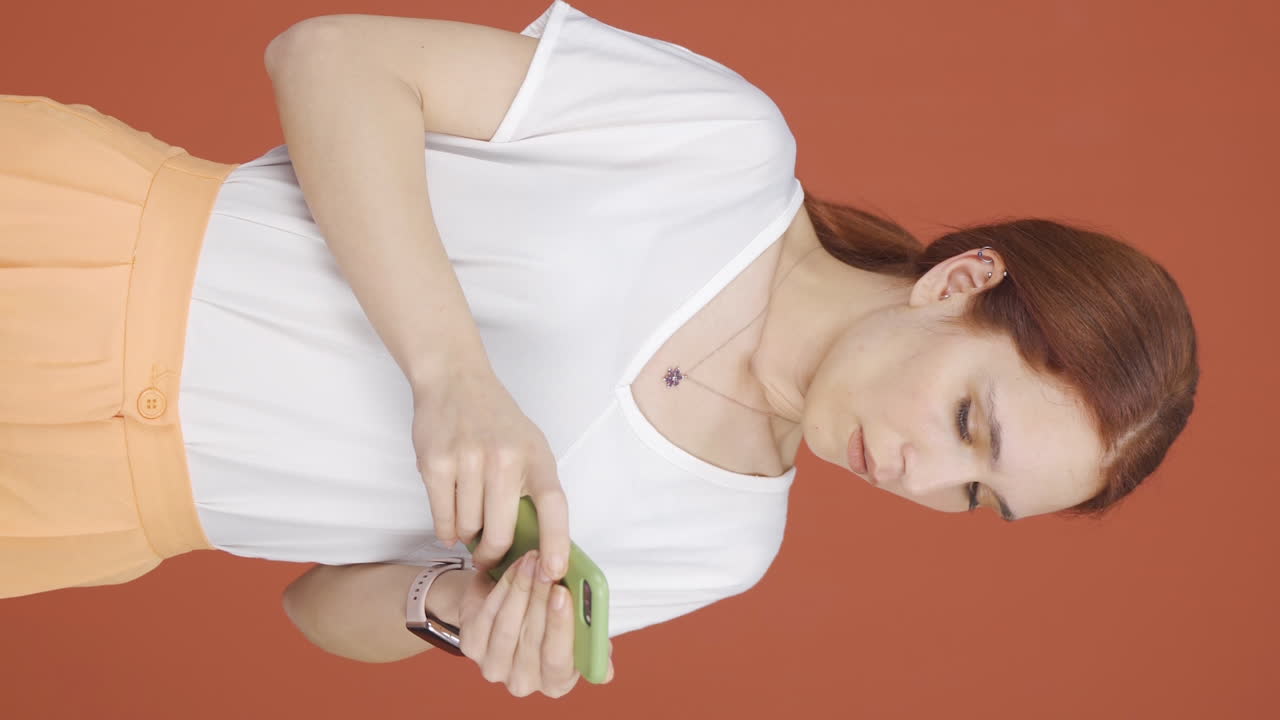 Vertical video of The woman who can't use the app on the phone.
