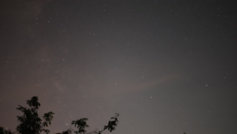 Estrellas-Y-Nubes-Moviéndose-En-Un-Timelapse-Nocturno-De-La-Vía-Láctea-Bajo-Los-Cielos-Rumanos