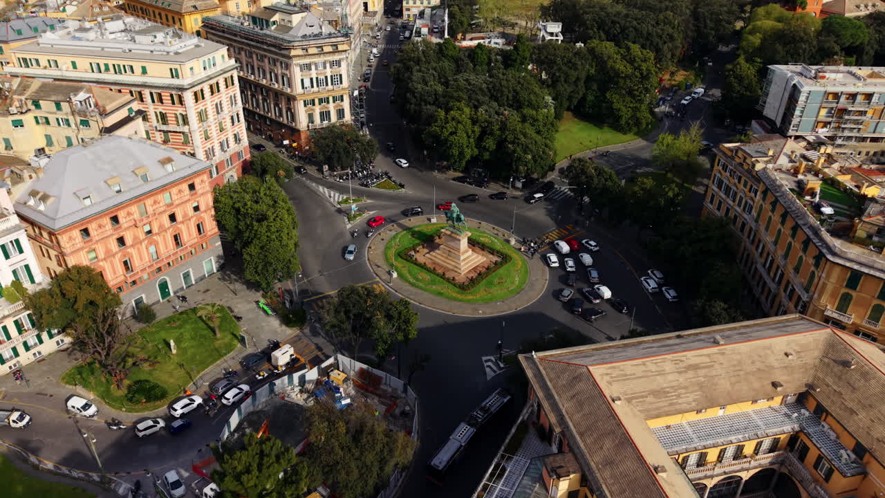 Vista aerea del paesaggio urbano di Genova, Italia, con edifici vivaci e vegetazione.