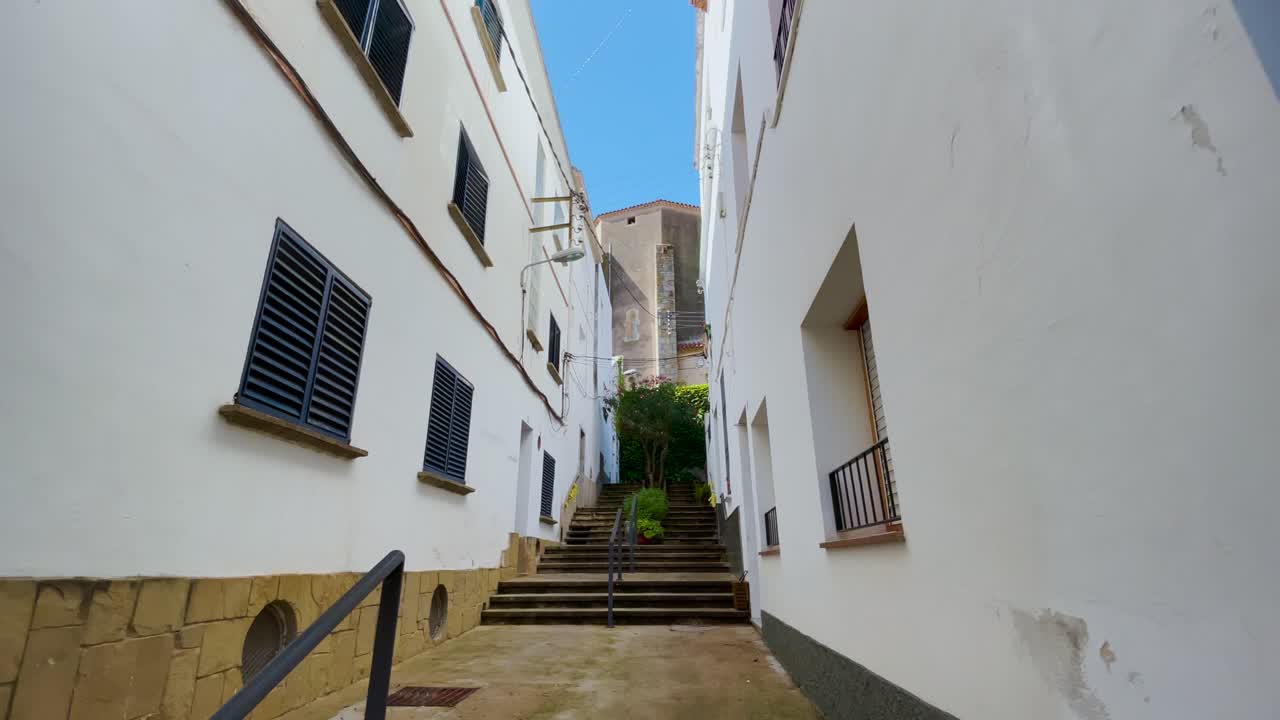 pueblo mediterraneo sant pol de mar casas blancas gimbal plano cielo azul viajar filmacion cinematica con gimbal