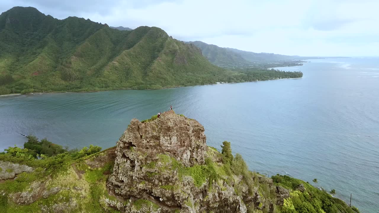 disparo de un dron volando hacia la cima de los acantilados en la caminata del león agachado en oahu, hawaii