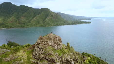 Drone-shot-flying-towards-the-top-of-the-cliffs-on-the-Crouching-Lion-hike-on-Oahu,-Hawaii