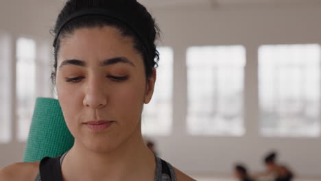 Retrato-Hermosa-Mujer-De-Yoga-Sonriendo-Con-Confianza-Mujer-Caucásica-Disfrutando-De-Un-Estilo-De-Vida-Saludable-Con-Gente-Practicando-En-El-Fondo-Del-Gimnasio