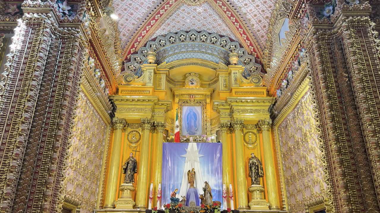Altare barocco ornato all'interno del Santuario di Guadalupe con dettagli dorati e arte sacra