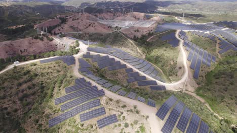 Panorámica-Aérea-De-Un-Enorme-Parque-Solar-En-Las-Montañas