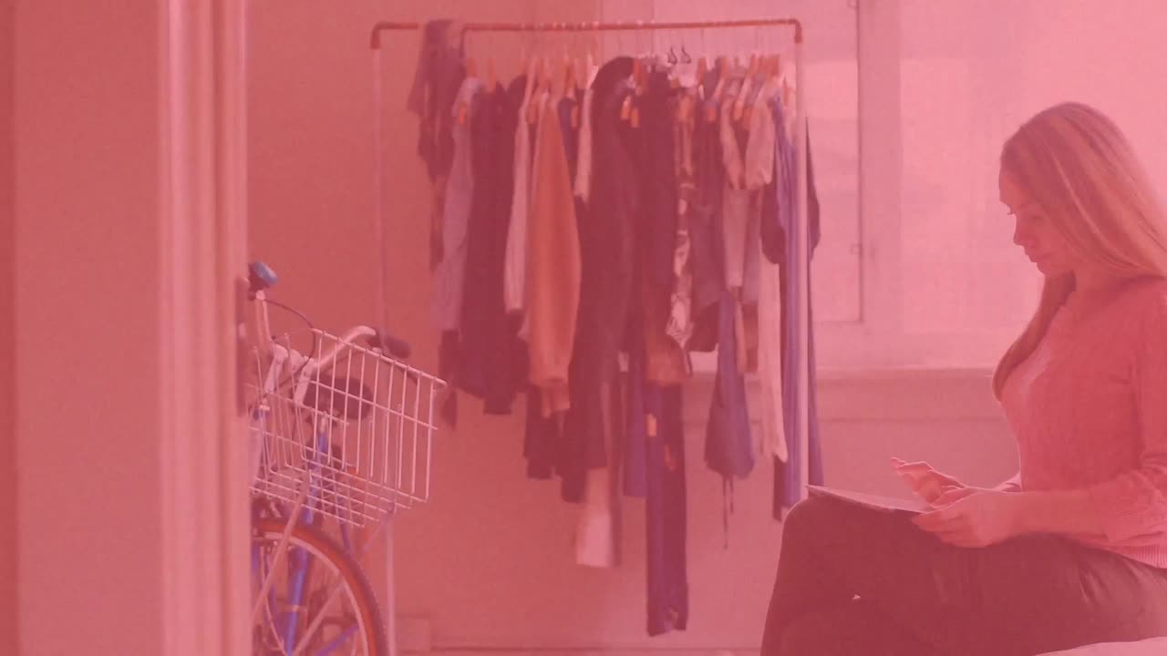 노트북에 글을 쓰는 백인 여성에 대해 이동하는 십자가와 함께 집에 머무르는 텍스트의 애니메이션