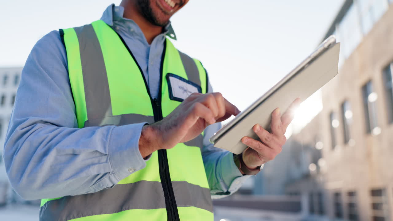 trabajador de la construcción usando una tableta en un sitio de trabajo