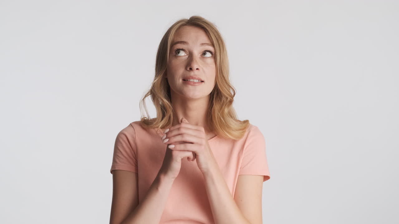 카메라 앞에서 무언가를 바라는 백인 여성.