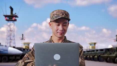 personal militar trabajando en computadora portátil en la base