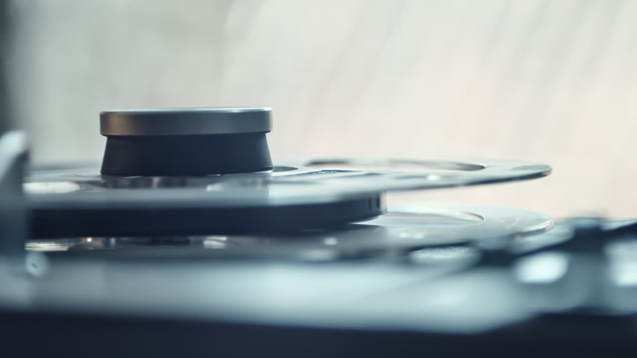 오래된 릴 투 릴 테이프에 대한 경찰 심문 녹음을 듣고 닫습니다.