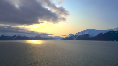 Vista-Panorámica-De-Las-Montañas-Al-Amanecer-A-Lo-Largo-De-La-Pintoresca-Desviación-Desde-Anchorage-Alaska-Hasta-Seward-Alaska