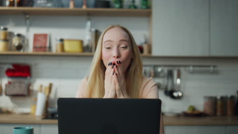 mujer riendo cámara web hablando con amigos de cerca. chica disfrutando de la reunión.