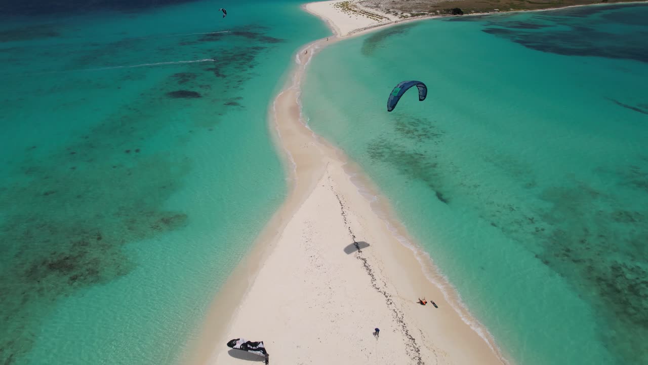 люди катаются на кайт-серфинге на острове кайо-де-агуа