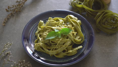 espagueti fettuccine de espinacas en un plato con ingredientes