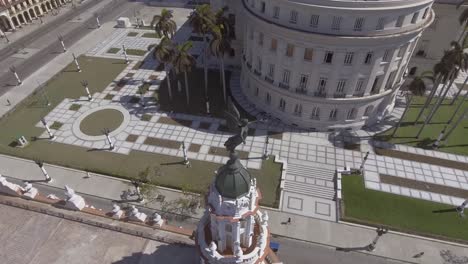 Antena-Descendente-Del-Antiguo-Edificio-De-La-Capital-En-La-Habana,-Cuba-Y-El-Fondo-Del-Paisaje-Urbano