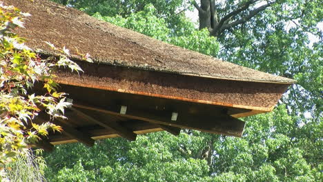 Vista-Lateral-De-Un-Techo-De-Corteza-Hinoki-En-Una-Casa-Japonesa