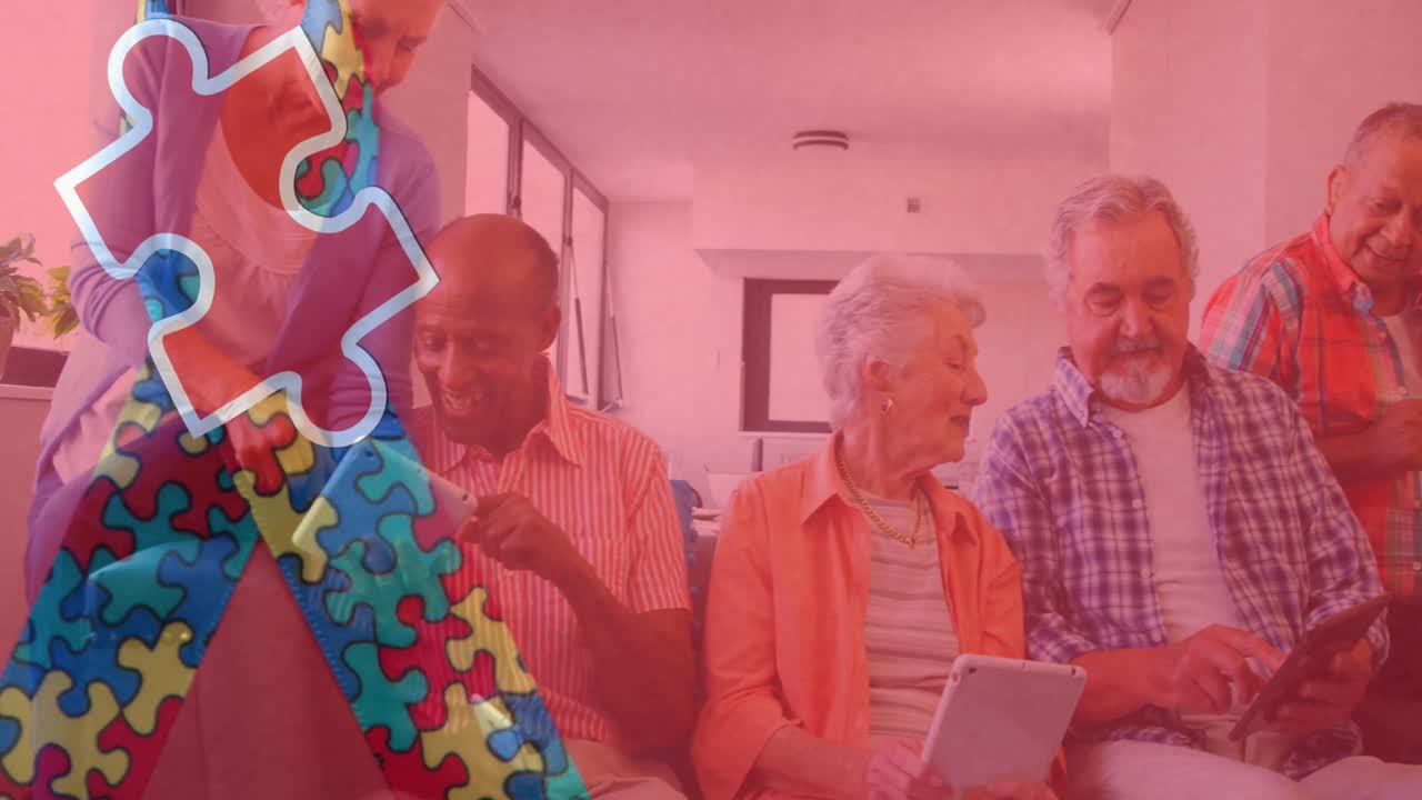 animación de coloridas piezas de rompecabezas cinta sobre amigos mayores que usan tabletas