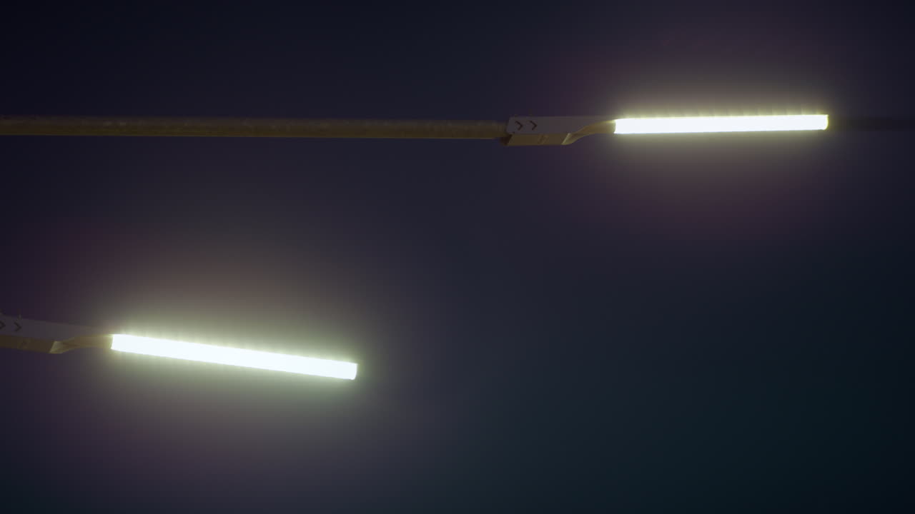 el poste de la lámpara de la calle de la ciudad iluminando la carretera por la noche de cerca. bombillas led modernas brillantes