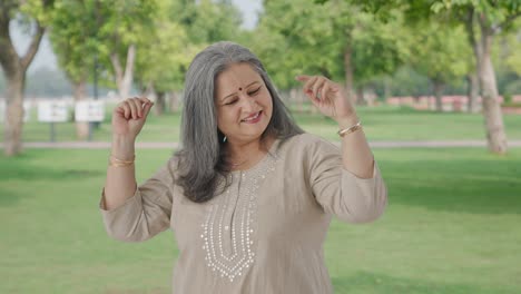 Glückliche-Alte-Indische-Frau-Tanzt-Und-Genießt-Im-Park