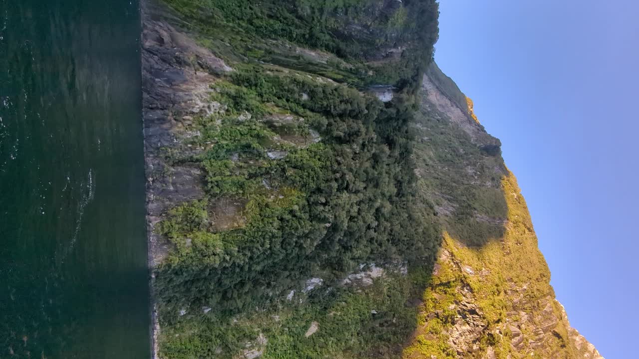 crucero por las impresionantes cataratas de stirling en el fiordo de milford sound nueva zelanda, vertical