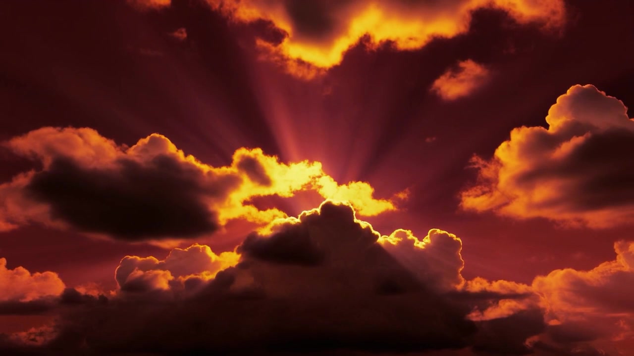 Dramatische Sonnenuntergangswolken mit strahlenden Sonnenstrahlen