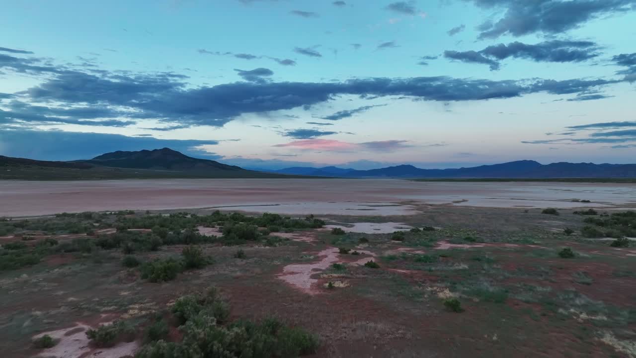 pequeño lago salado en la brecha de parowan en el condado de hierro, utah, estados unidos