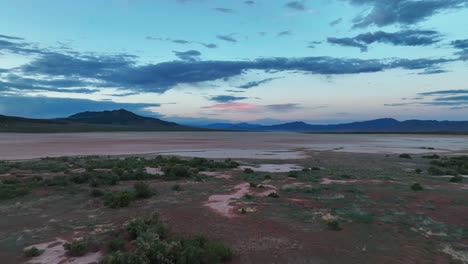 Pequeño-Lago-Salado-En-La-Brecha-De-Parowan-En-El-Condado-De-Hierro,-Utah,-Estados-Unidos