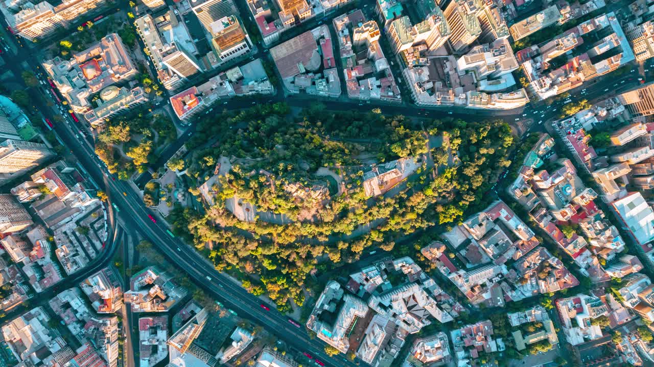 산타루시아의 활기찬 풍경과 도시의 공중 하이퍼 스, 활기찬 도시 생활은 자연 녹지를 둘러싸고 있습니다.
