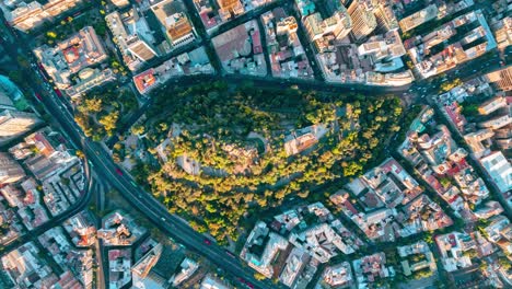 Hiperlapso-Aéreo-Del-Vibrante-Paisaje-Y-La-Ciudad-De-Santa-Lucía,-La-Bulliciosa-Vida-Urbana-Rodea-La-Vegetación-Natural