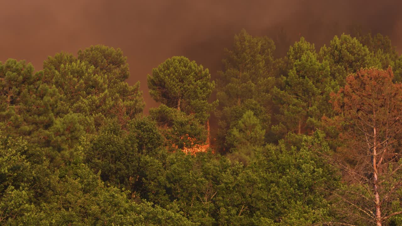 The wildfire of Parada near Ponte da Barca in Portugal starting
