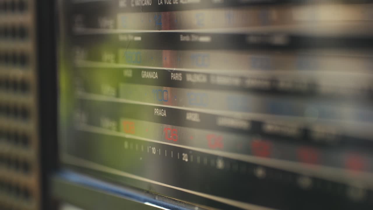 Old Retro AM FM Radio with tubes, Hand Changing stations , bulb vintage music player.