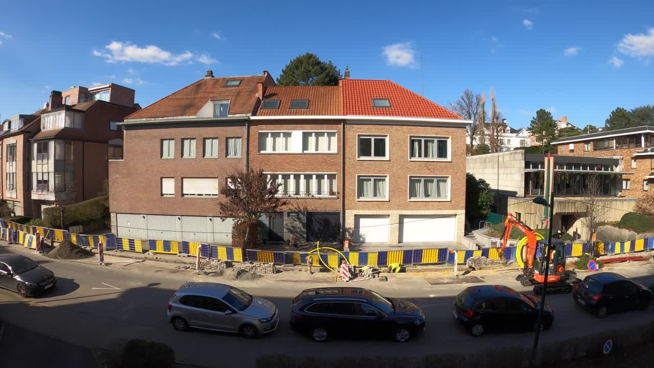 tractores y hombres trabajando a lo largo de la calle instalando líneas de energía renovable en un día soleado