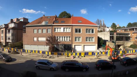 tractores y hombres trabajando a lo largo de la calle instalando líneas de energía renovable en un día soleado