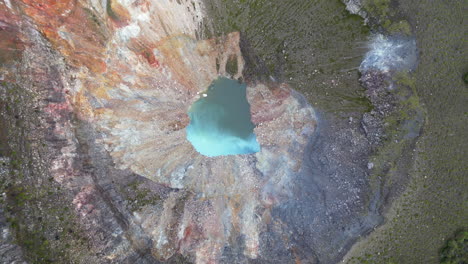 Cráter-Gunung-Gede-Y-Pequeño-Lago-Termal-Desde-Arriba