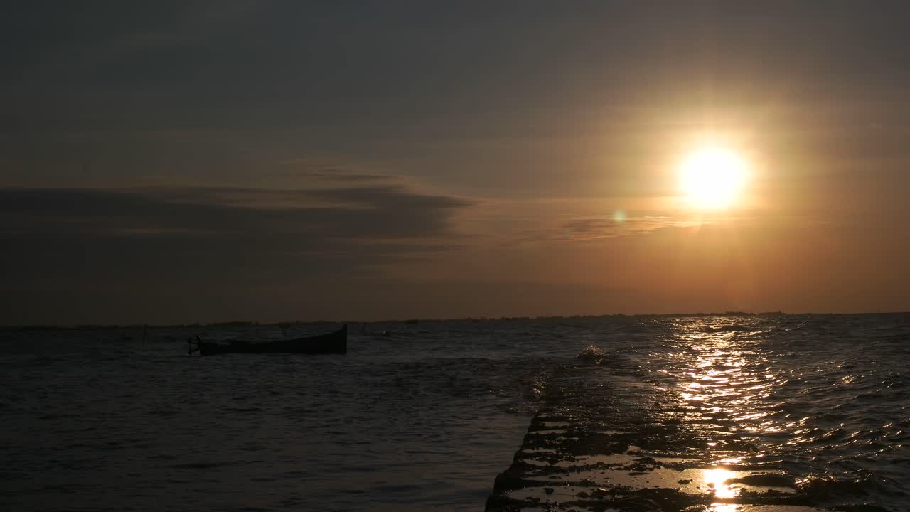 부두와 어선에서 4k 일몰