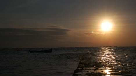 4k-Puesta-De-Sol-En-El-Muelle-Y-Barco-De-Pesca