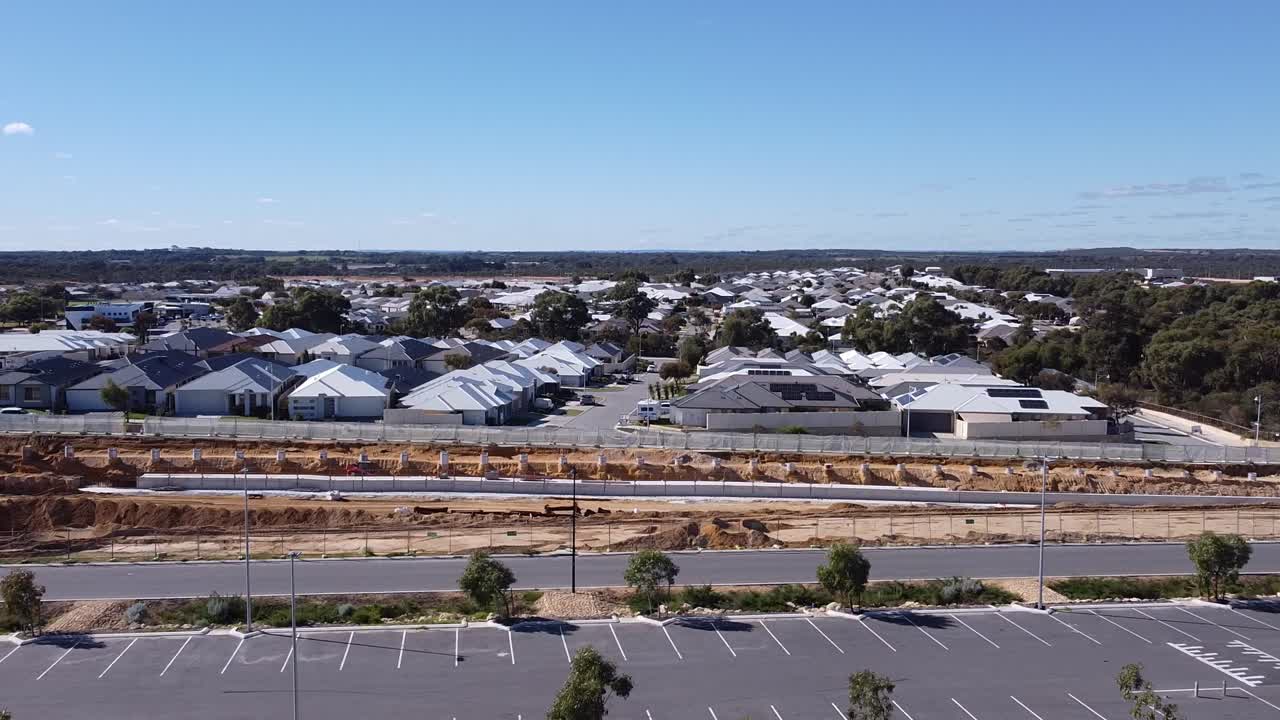 퍼스 버틀러 역 북쪽의  ⁇ 체프 철도 확장 공사의 왼쪽 판