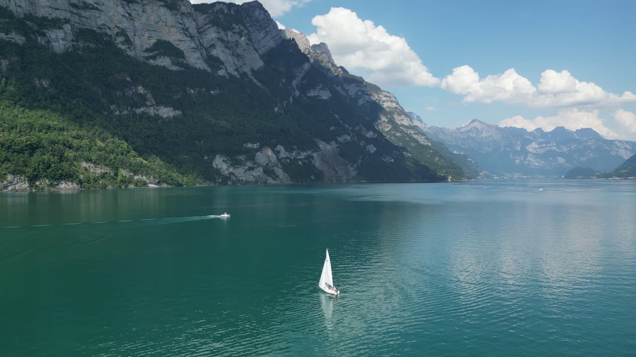 el turismo suizo ofrece deportes acuáticos y navegación en yates en las tranquilas aguas del lago