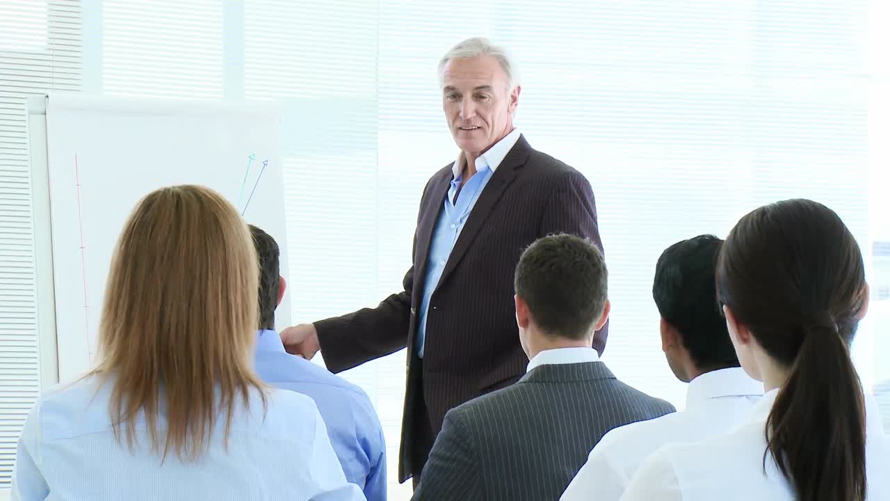 mujer de negocios haciendo una pregunta en una presentación