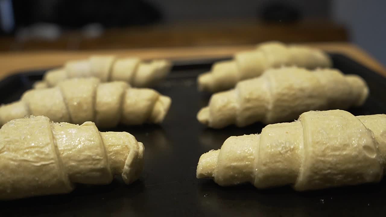 오븐에 넣을 준비가 된 신선한 크루아상