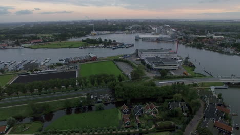 Toma-Aérea-De-La-Ciudad-En-Holanda.