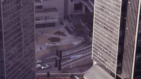 ángulo alto de seúl, corea con peatones y tráfico b-roll paisaje urbano 6