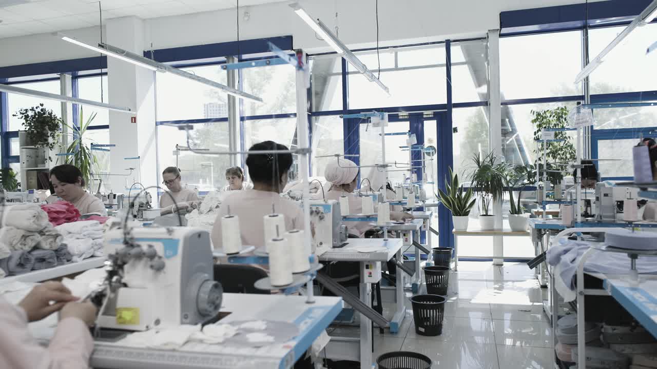 работники швейной фабрики на работе