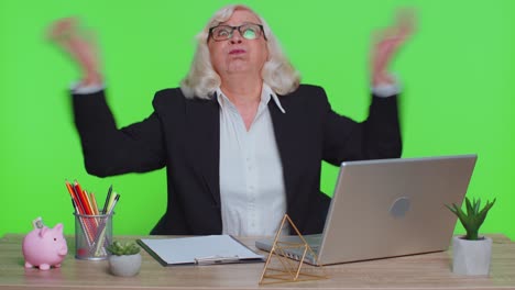emocionado asombrado mujer de negocios sénior mirando conmocionado sorprendido wow mostrando las manos cabeza explosión cerebral