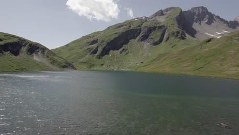 Avión-De-Avance-Con-Video-De-Drones-Volando-En-El-Lago-Verney-Con-Gente-Disfrutando-De-Un-Buen-Domingo