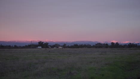 Un-Cielo-Pastel-Sobre-Las-Montañas-De-Sierra-Nevada-Con-Líneas-Eléctricas-Y-Una-Granja,-En-Primer-Plano-En-Clovis,-Ca,-Ee.uu.