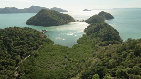 4K-Drohnenaufnahmen-Weitwinkel-Von-Wunderschönen-Tropischen-Inseln-Mit-Mangroven-Und-Strand-Und-Kleinem-Resort-In-Der-Ferne