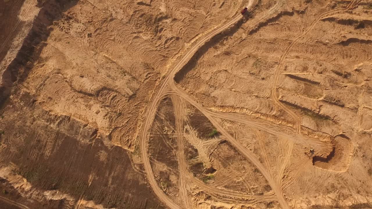 vista aérea de una cantera de arena con vías y excavación