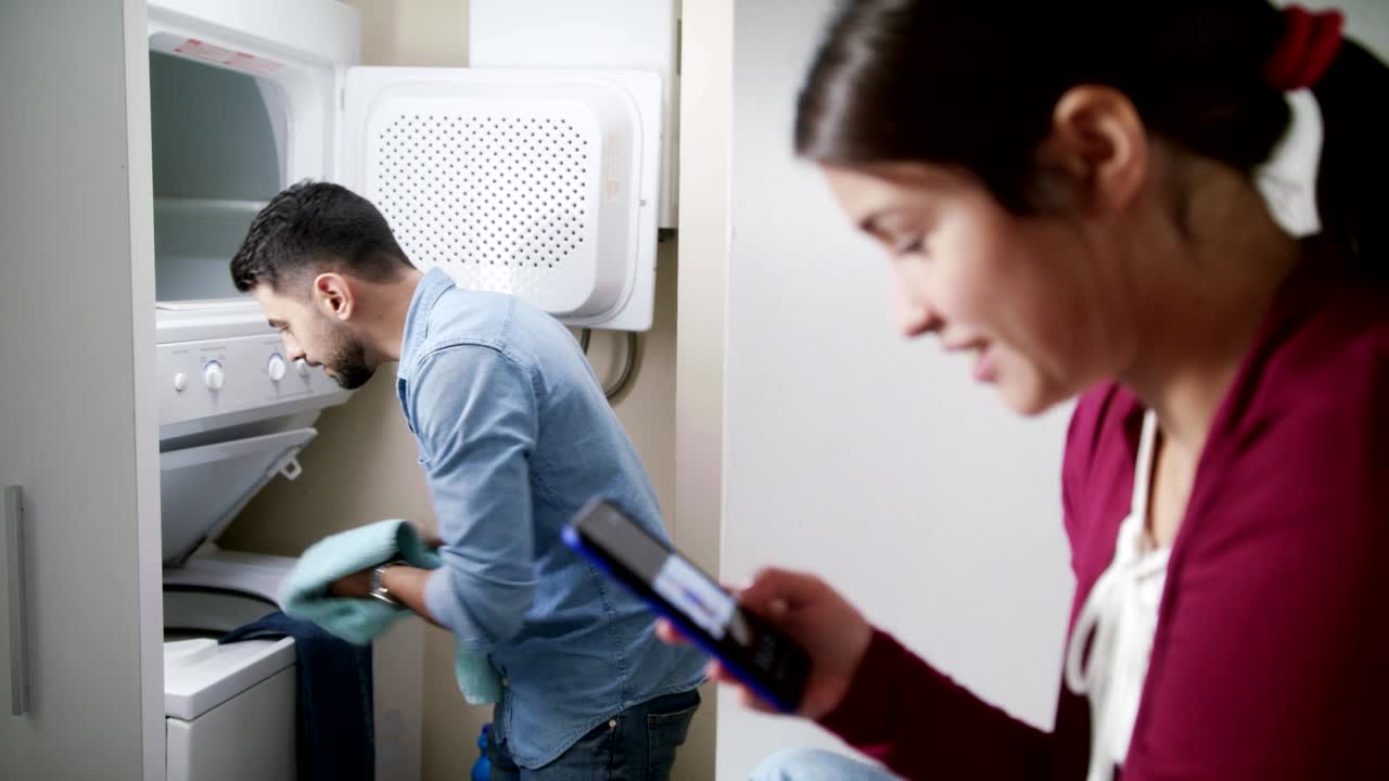 hombre y mujer haciendo tareas lavando ropa